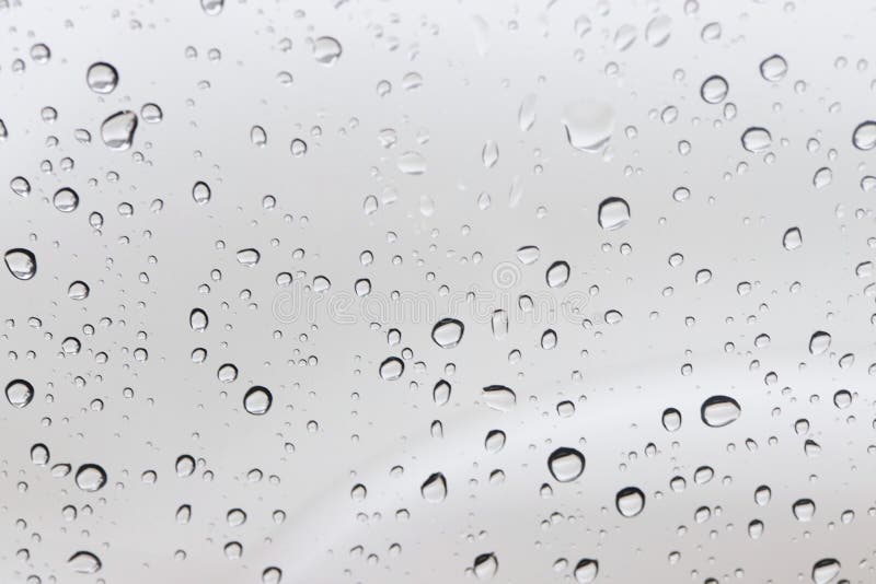 Gotas de lluvia en el vidrio de la ventana