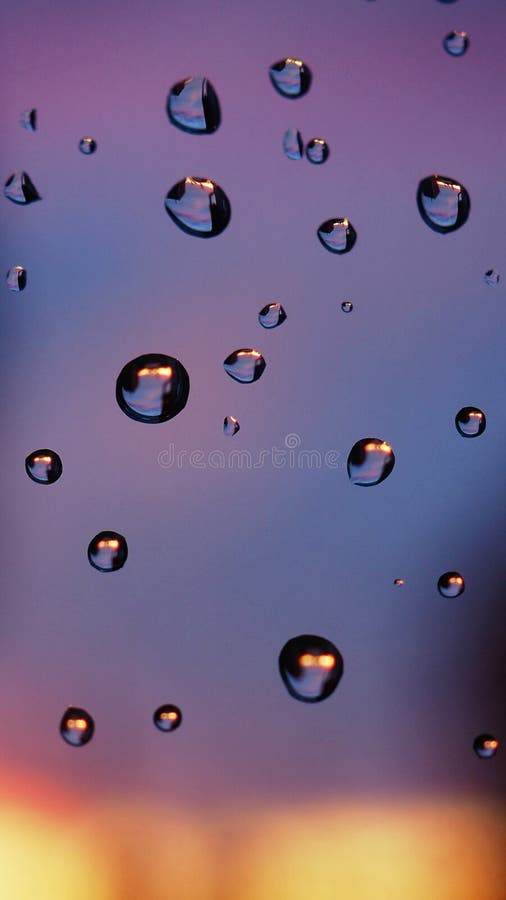 Gotas De Lluvia En Vidrio De Ventana. En Segundo Plano En La Fuerte Puesta De Sol De La Noche Borrosa. Fondo Vertical Azul Morado Imagen de archivo - Imagen de gotita, raindrops: Gotas De Lluvia En Vidrio De Ventana. En Segundo Plano En La Fuerte Puesta De Sol De La Noche Borrosa. Fondo Vertical Azul Morado Imagen de archivo - Imagen de gotita, raindrops: