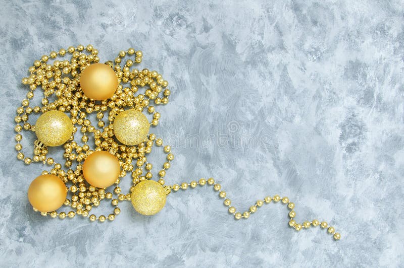Gotas de oro de la secuencia y de las bolas de la Navidad Contra Gray Background fotografía de archivo libre de regalías Gotas de oro de la secuencia y de las bolas de la Navidad Contra Gray Background fotografía de archivo libre de regalías