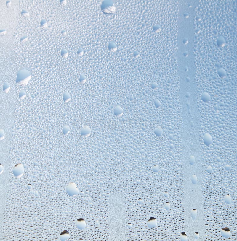 Gotas de água no céu azul imagens de stock royalty free Gotas de água no céu azul imagens de stock royalty free