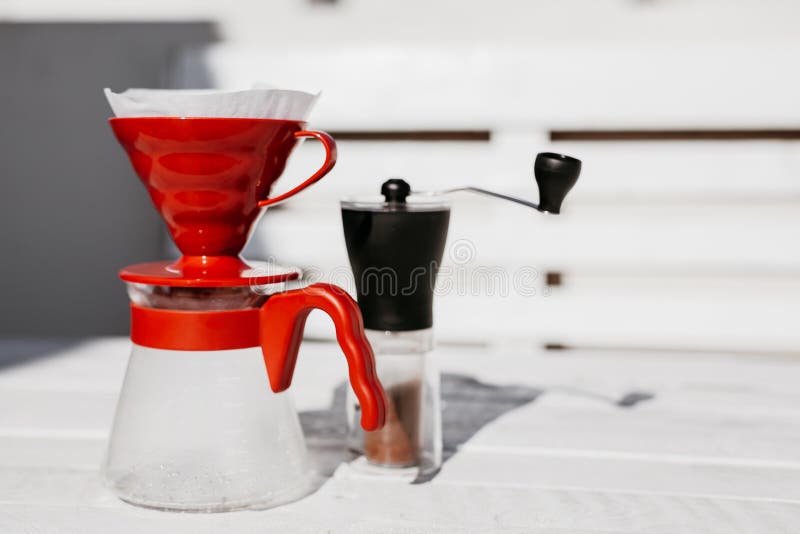 Gotejamento do café ajustado na tabela de madeira imagens de stock Gotejamento do café ajustado na tabela de madeira imagens de stock