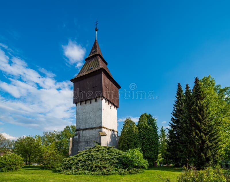 Gothic Bell Tower of Church of the Heiy Spirit in Krcin - Bezirk Nove Mesto nad Metuji town, Tschechische Republik lizenzfreies stockbild Gothic Bell Tower of Church of the Heiy Spirit in Krcin - Bezirk Nove Mesto nad Metuji town, Tschechische Republik lizenzfreies stockbild