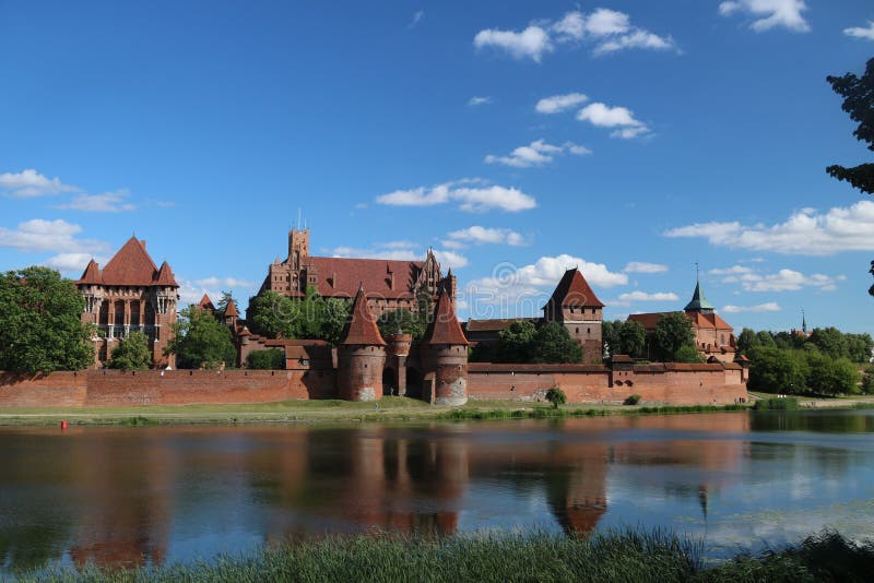 Il gotico, il mattone, il castello fortificato in MalborknResulting in diverse fasi tra il xiii e il xv centurynthe sede dei grandi maestri dell'ordine dei cavalieri Teutonici, Ordern1997 iscritto sulla Lista del Patrimonio Mondiale UNESCO.