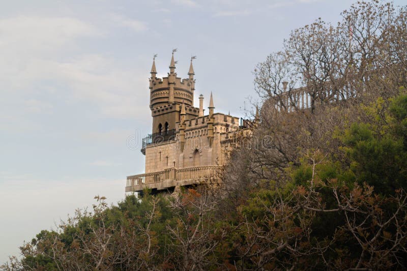 Gotický hrad na skále proti zatažené obloze a