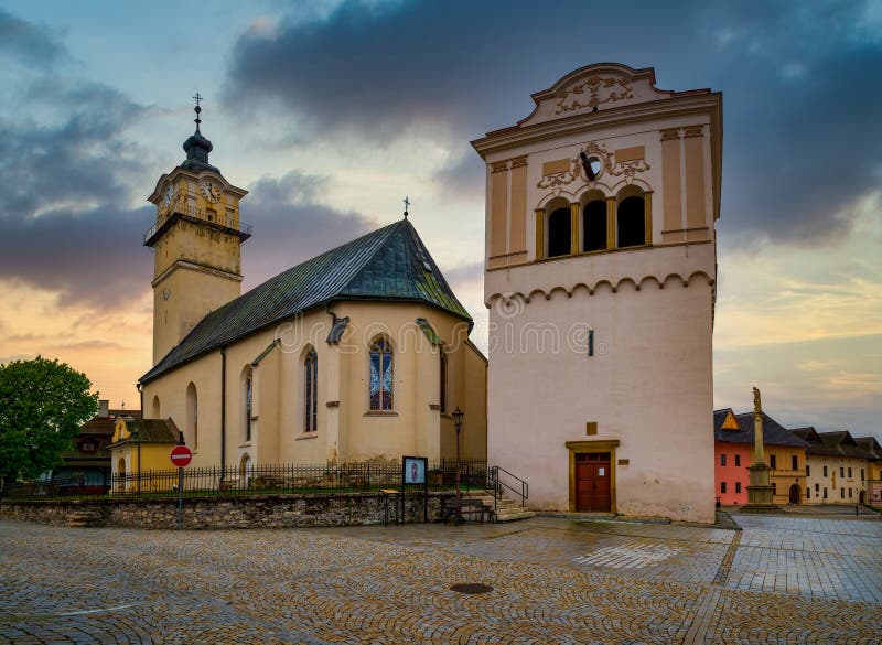 Gotický kostel a renesanční zvonice na hlavním náměstí ve Spišské Sobotě v Popradu, Slovensko
