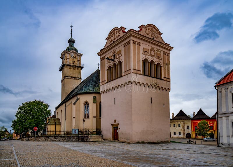 Gotický kostel a renesanční zvonice na hlavním náměstí ve Spišské Sobotě v Popradu, Slovensko