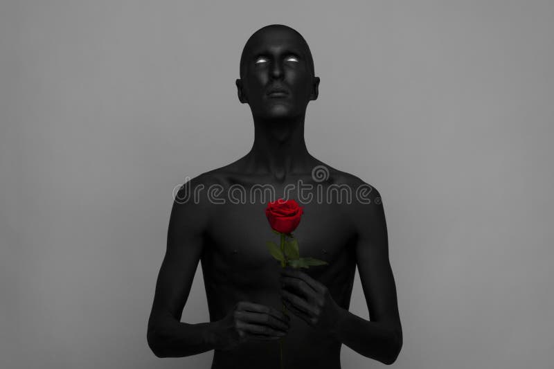 Gótico tema hombre negro piel posesión rosa roja, negro muerte sobre el gris.