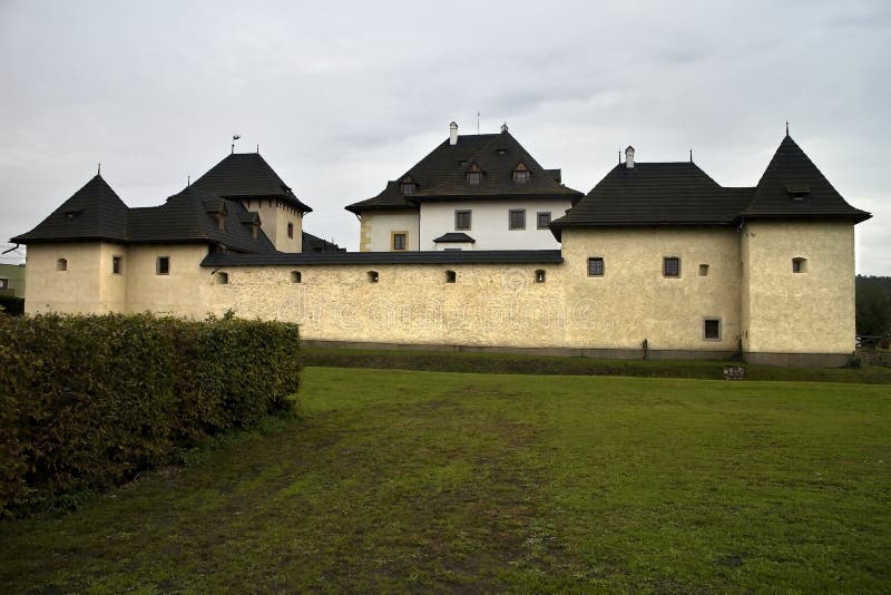 Zámek vodní hrad Hronsek, Slovensko: Původně patřil rodu Geczy, později byl v majetku šlechtických rodů