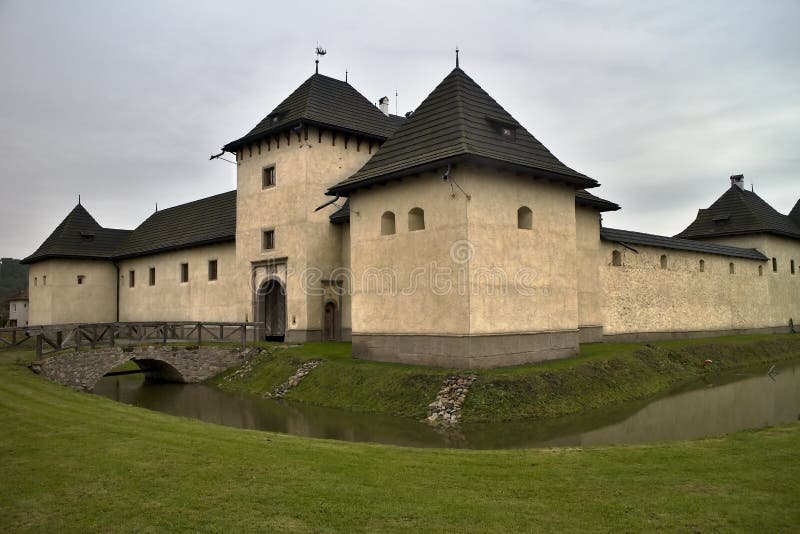 Zámek vodní hrad Hronsek, Slovensko: Původně patřil rodu Geczy, později byl v majetku šlechtických rodů