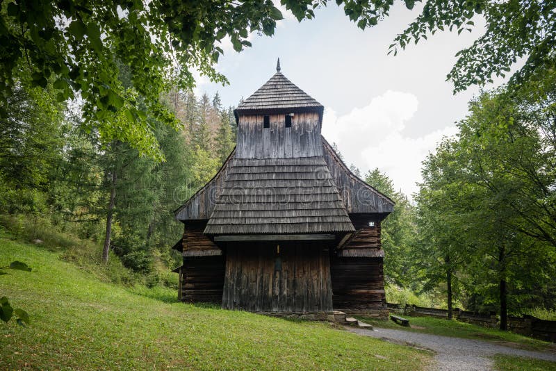 Gotický dřevěný kostel sv. Alžběty ze Zábřeze v Zuberci na Slovensku