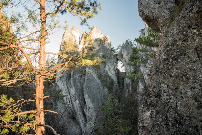 Prírodný oblúk Gotická brána v Súľovských skalách na Slovensku