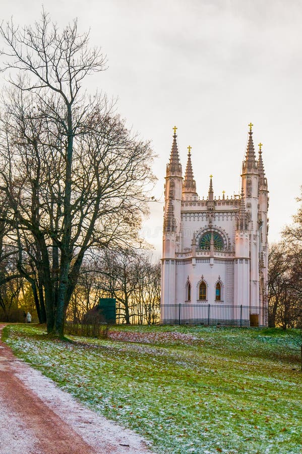 De Kapel In Het Park Gotische Kapel In Het Park Van Alexandrië, De Kerk Van Alexander Nevsky