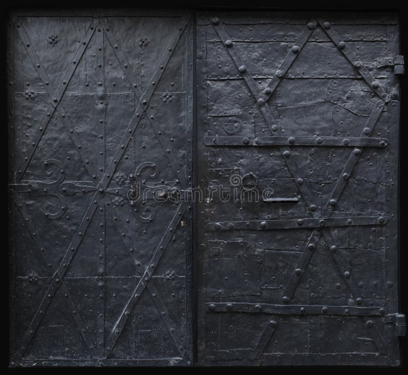 Gotische Türen des schwarzen Eisens