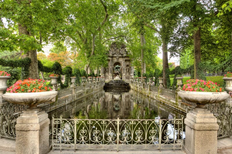 Gotischer Steingarten Und Teich Stockfoto Bild Von Teich Steingarten 29432560