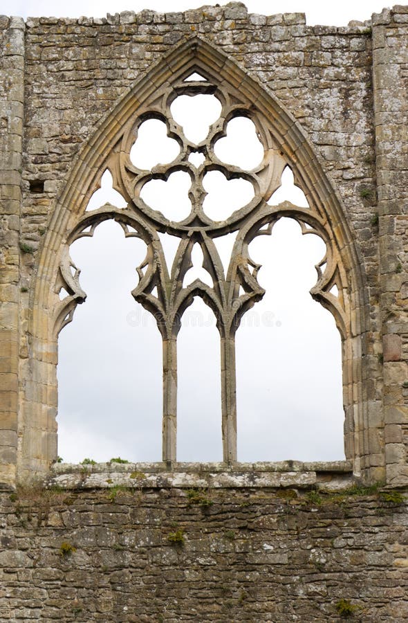 Gotisches Fensterdetail mit grauem Himmel
