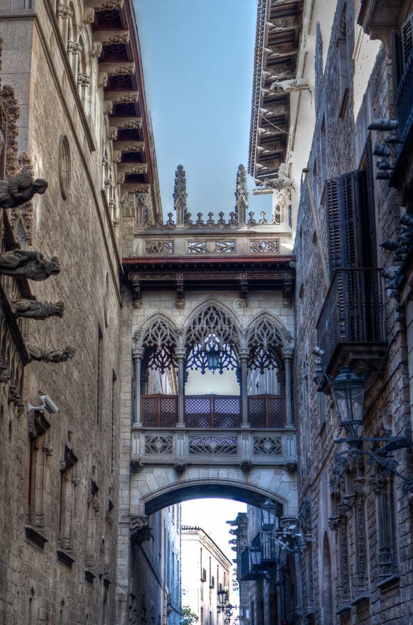 Gotisk bro på Carrer del Bisbe, Barcelona, Spanien arkivfoto Gotisk bro på Carrer del Bisbe, Barcelona, Spanien arkivfoto