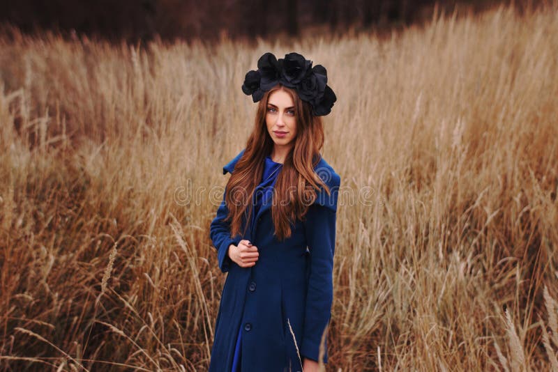 Gotisk flicka i fältet arkivfoton