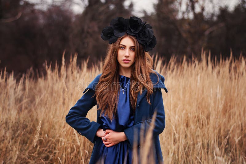 Gotisk flicka i fältet arkivbild