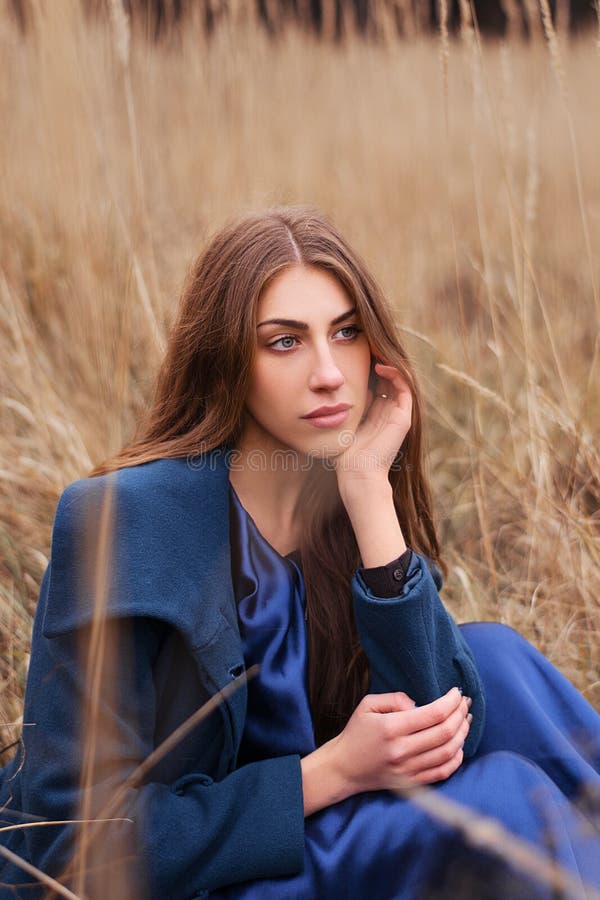 Gotisk flicka i fältet royaltyfri bild