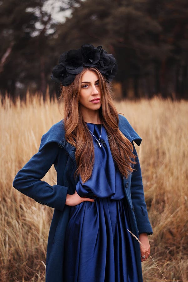 Gotisk flicka i fältet royaltyfria bilder