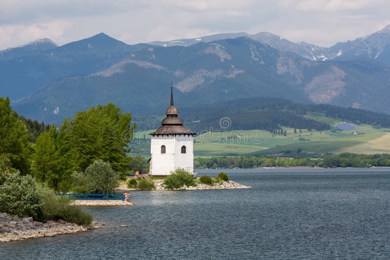 Gotiska kyrkliga Havranok på sjön Liptovska Mara, Slovakien royaltyfri fotografi Gotiska kyrkliga Havranok på sjön Liptovska Mara, Slovakien royaltyfri fotografi