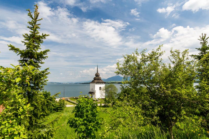 Gotiska kyrkliga Havranok på sjön Liptovska Mara, Slovakien royaltyfri bild Gotiska kyrkliga Havranok på sjön Liptovska Mara, Slovakien royaltyfri bild