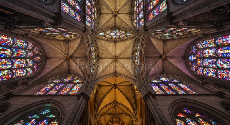 Gotiskt katedral med fastglasfönster vektor illustrationer