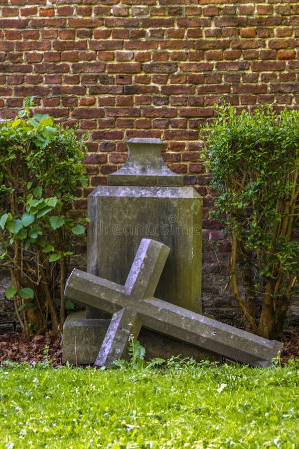 Gotiskt kors och gravvalv i kyrkogård på denHubert kyrkan, Aubel arkivbilder Gotiskt kors och gravvalv i kyrkogård på denHubert kyrkan, Aubel arkivbilder