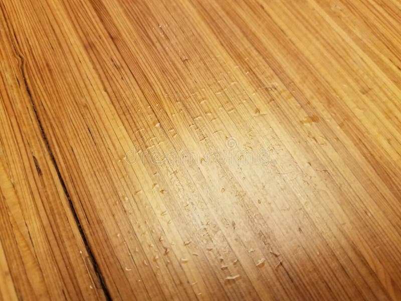 Gotitas o descensos de agua en la tabla de madera marrón imágenes de archivo libres de regalías Gotitas o descensos de agua en la tabla de madera marrón imágenes de archivo libres de regalías