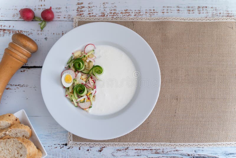Gotowi jeść smaczną okroszkę na jasnoszarym tle fotografia stock