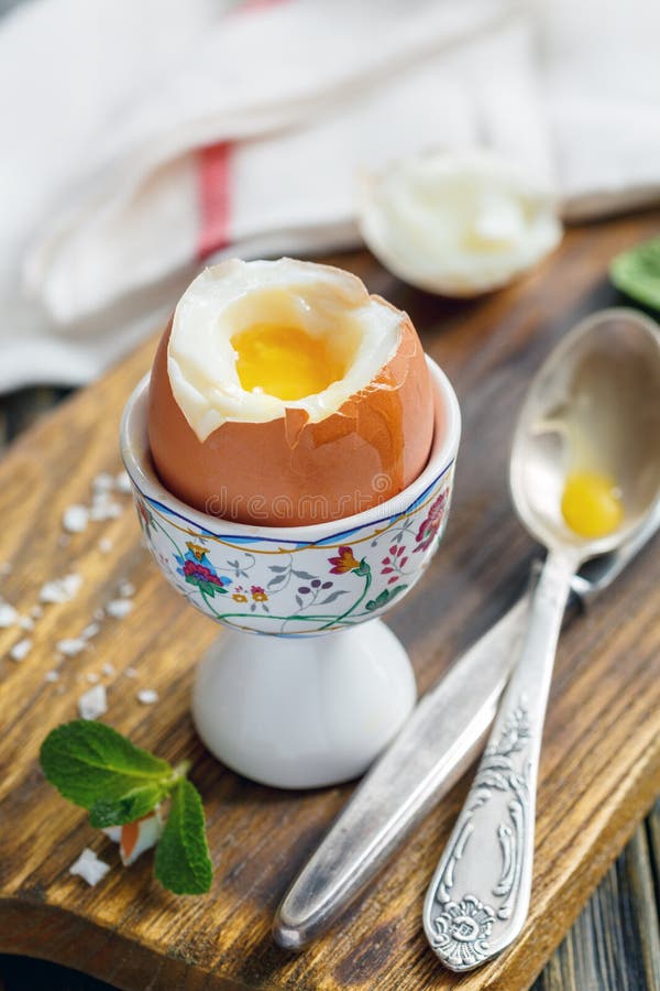 Gotujący się jajko na stojaku dla śniadania