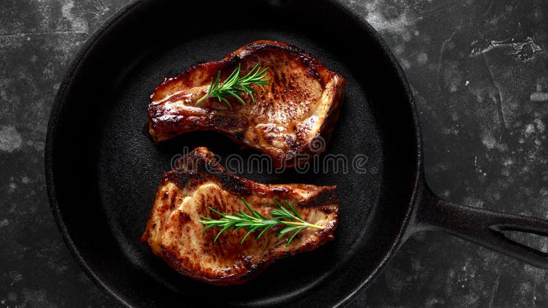 Gotujący wieprzowiny Loin sieka w nieociosanej rynience, niecka z rozmarynami Odgórny widok Tło fotografia stock Gotujący wieprzowiny Loin sieka w nieociosanej rynience, niecka z rozmarynami Odgórny widok Tło fotografia stock