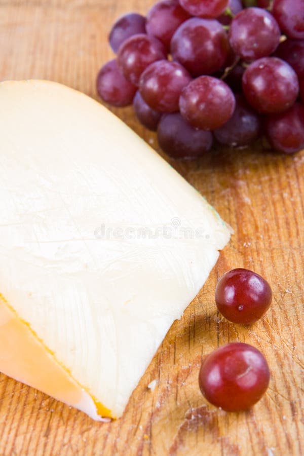 Gouda and grapes