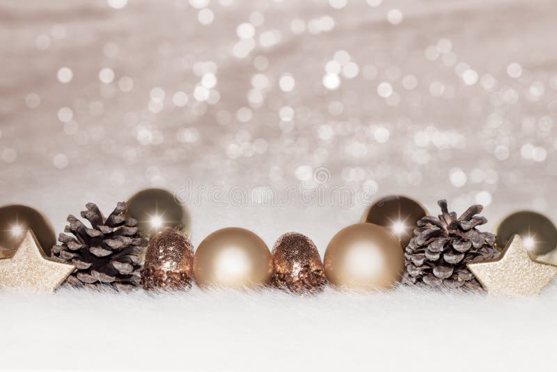 Gouden ballen op de gouden achtergrond van lichtenkerstmis stock fotografie Gouden ballen op de gouden achtergrond van lichtenkerstmis stock fotografie