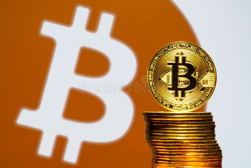 Gouden Bitcoin-muntstukken met het Bitcoin-embleem stock foto's Gouden Bitcoin-muntstukken met het Bitcoin-embleem stock foto's