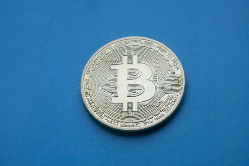 Gouden Bitcoins-cryptocurrency is digitaal geld digitaal virtueel geld op een blauwe achtergrond stock foto Gouden Bitcoins-cryptocurrency is digitaal geld digitaal virtueel geld op een blauwe achtergrond stock foto