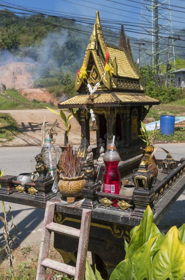 Gouden Boeddhistisch altaar op de straat op landelijk plattelandsgebied, een deel van de cultuur van Thailand stock foto Gouden Boeddhistisch altaar op de straat op landelijk plattelandsgebied, een deel van de cultuur van Thailand stock foto