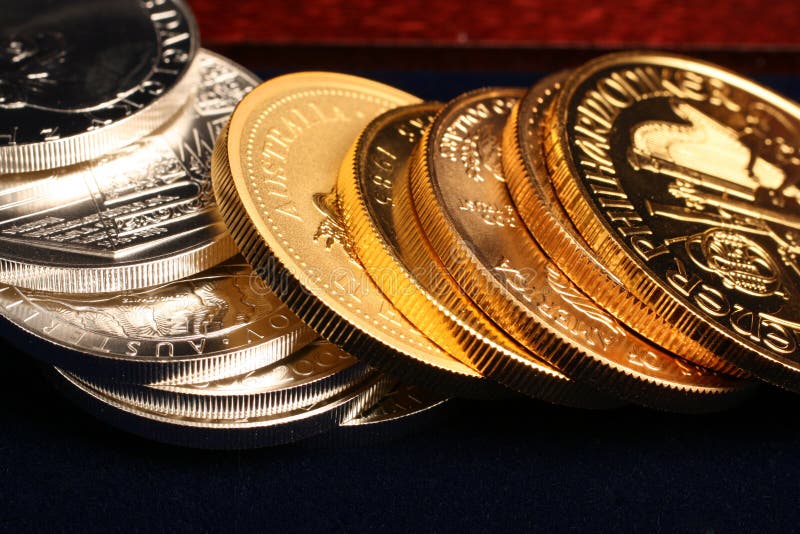 Gouden en zilveren muntstukken royalty-vrije stock afbeeldingen Gouden en zilveren muntstukken royalty-vrije stock afbeeldingen