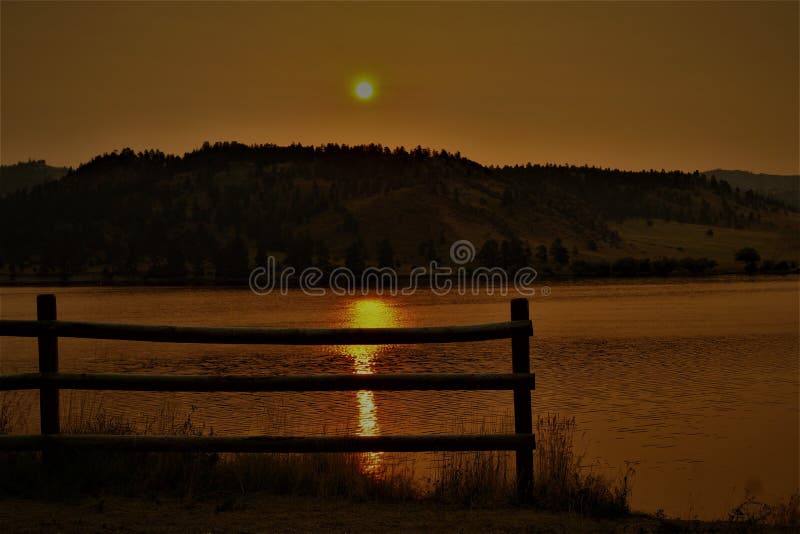 Gouden Gesilhouetteerde omheiningen in de de ochtendzonsopgang van Montana stock foto Gouden Gesilhouetteerde omheiningen in de de ochtendzonsopgang van Montana stock foto