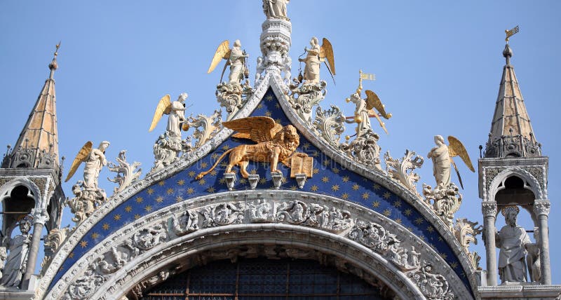 Gouden Gevleugelde Leeuw in de Basiliek van het Teken van Heilige in Venetië Italië