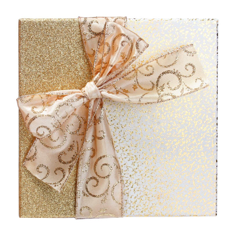 Gouden Giftdoos die op witte achtergrond wordt geïsoleerd. Kerstmis stock foto's Gouden Giftdoos die op witte achtergrond wordt geïsoleerd. Kerstmis stock foto's