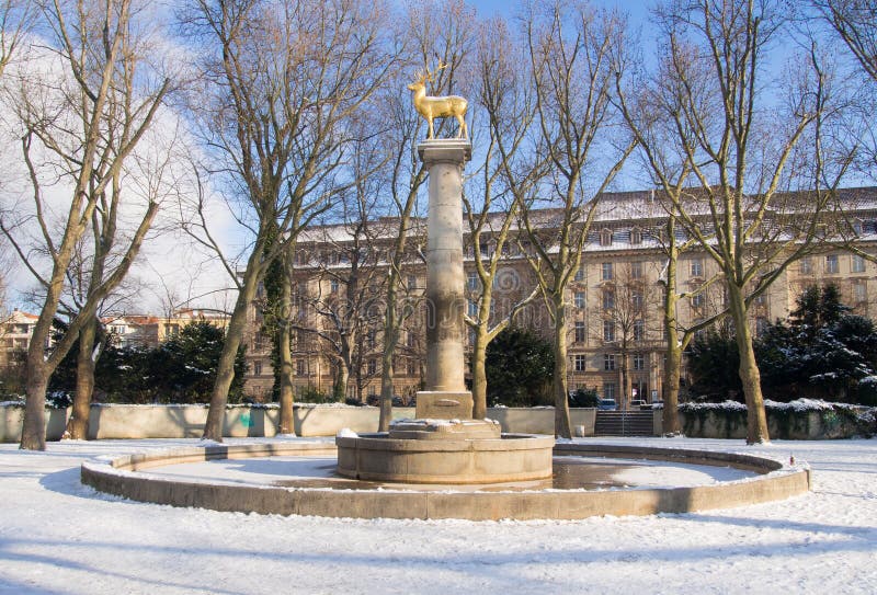 Gouden herten, standbeeld in Berlijn-Schöneberg royalty-vrije stock afbeelding Gouden herten, standbeeld in Berlijn-Schöneberg royalty-vrije stock afbeelding