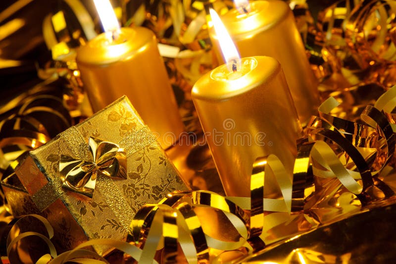 Gouden kerstkaarsen en gouden geschenkdozen stock afbeeldingen