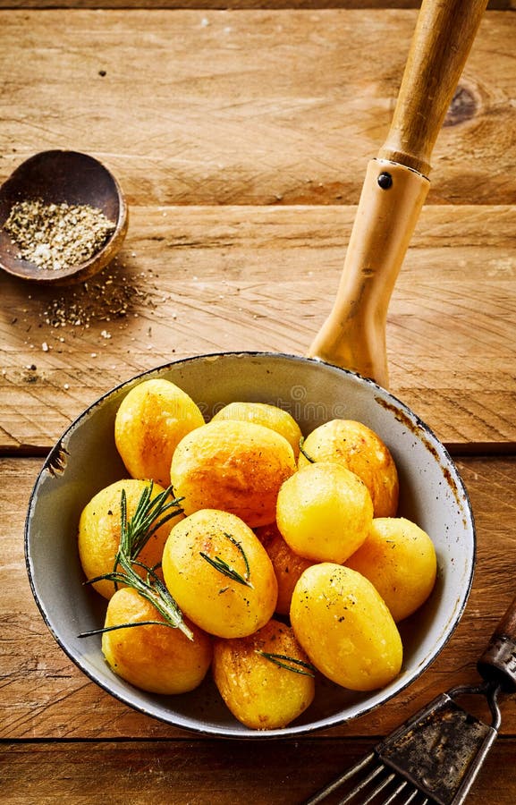 Gouden knapperige gehele geroosterde babyaardappels stock foto Gouden knapperige gehele geroosterde babyaardappels stock foto