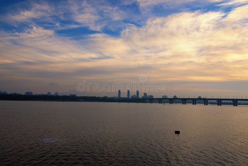 Gouden licht door de wolken Legendarische metaalbrug Paton bij dageraad, het landschapsfoto van de de winterochtend Kyiv, de Oekr royalty-vrije stock fotografie Gouden licht door de wolken Legendarische metaalbrug Paton bij dageraad, het landschapsfoto van de de winterochtend Kyiv, de Oekr royalty-vrije stock fotografie