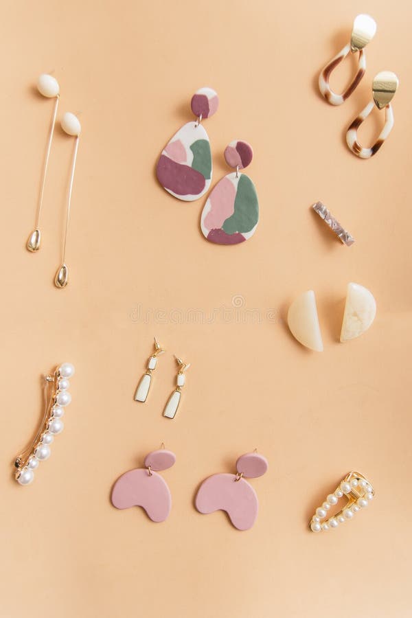 gouden moderne modieuze oorringen op een beige achtergrond verschillende oorringen op een duidelijke achtergrond royalty-vrije stock fotografie gouden moderne modieuze oorringen op een beige achtergrond verschillende oorringen op een duidelijke achtergrond royalty-vrije stock fotografie
