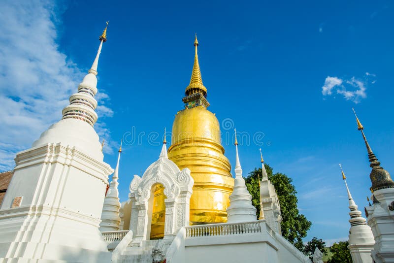 Gouden pagode wat suandok chiangmai Thailand royalty-vrije stock foto Gouden pagode wat suandok chiangmai Thailand royalty-vrije stock foto