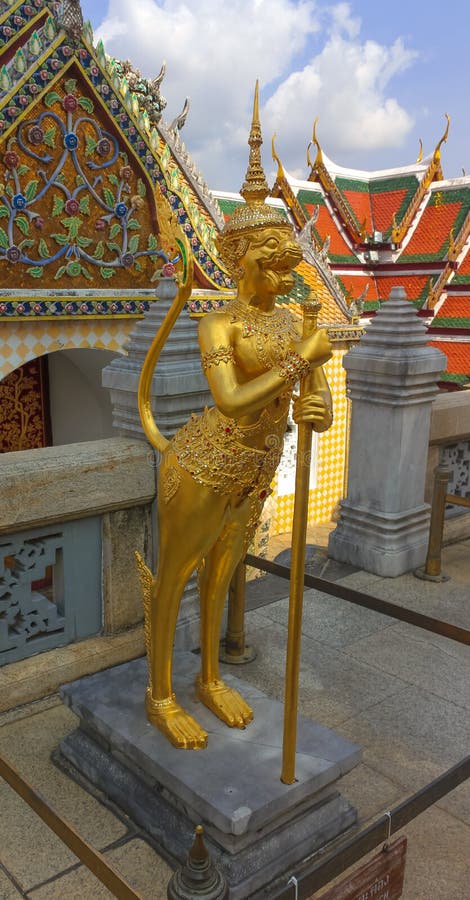 Gouden standbeeld in Wat Phra Kaew, Tempel van Emerald Buddha in Thailand stock foto Gouden standbeeld in Wat Phra Kaew, Tempel van Emerald Buddha in Thailand stock foto
