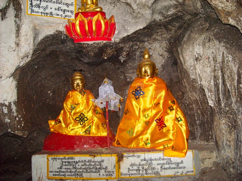 gouden standbeelden in een tempel in Birma royalty-vrije stock fotografie gouden standbeelden in een tempel in Birma royalty-vrije stock fotografie