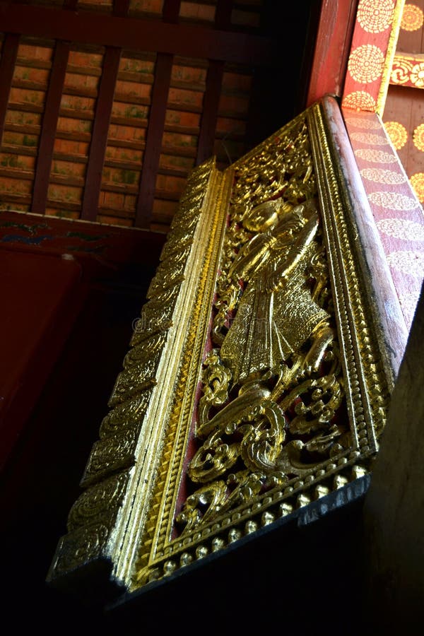 Gouden Standbeeldenmuurschilderingen en het Snijden in de Boeddhistische Tempels van Luang Prabang Laos stock afbeeldingen Gouden Standbeeldenmuurschilderingen en het Snijden in de Boeddhistische Tempels van Luang Prabang Laos stock afbeeldingen